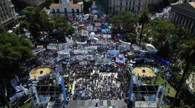 Plaza de Mayo colmada en rechazo a la reforma laboral del Gobierno