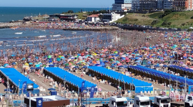 Insólito: Scioli usó una foto de 2012 para mostrar a Mar del Plata lleno de gente