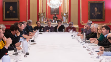 Avanzan las negociaciones en el peronismo y se tienden puentes para evitar el choque de trenes