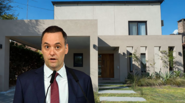 Entre viajes y denuncias, Adorni suma cuestionamientos por su patrimonio