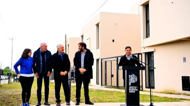Pesadilla en el Barrio Infraestructura: casas nuevas en ruinas y familias al límite