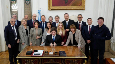 Milei y todo el Gabinete desembarcaron en el Congreso para respaldar a Adorni