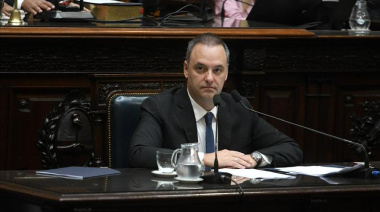 Con banca de Milei, Adorni pasó por el Congreso y dejó dudas sobre sus viajes