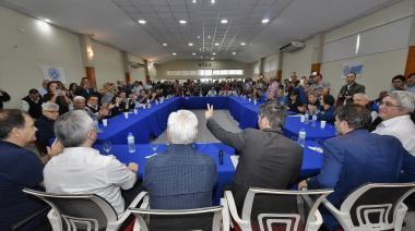 Kicillof desembarcó en Corrientes con una fuerte foto política con el peronismo local