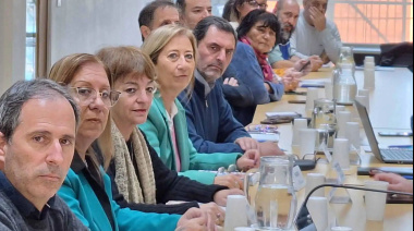 Kicillof convocó a estatales y docentes a paritarias el mismo día que se conoce la inflación de mayo