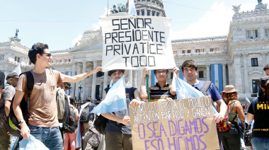 Pese al impacto del bolsillo, los jóvenes sostienen el rumbo de Milei