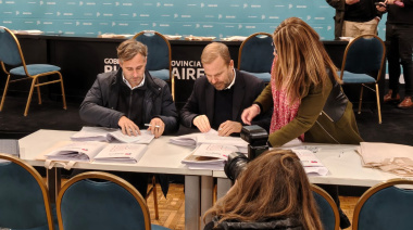 Kicillof juntó a intendentes de distintos signos políticos para entregar recursos