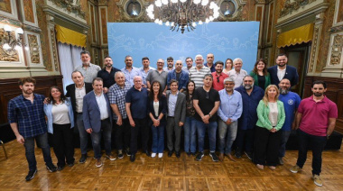 Kicillof oficializó los ascensos excepcionales y la jerarquización de la Ley 10.430