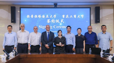 La UNLP sella acuerdos en China para fabricar baterías de litio y satélites