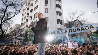 Máximo agitó cánticos a Kicillof durante el acto por el cuarto aniversario del atentado a Cristina
