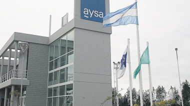 AySA vuelve a manos privadas y el “Rey del Cloro” se queda con una empresa clave