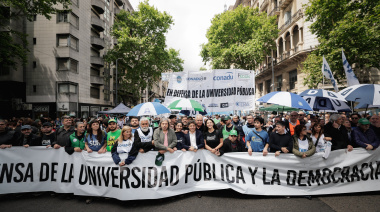 “Compromete el presente y el futuro”: Kicillof acompañó la 5° Marcha Universitaria y fulminó a Milei