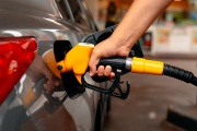 ¿Otro golpe al bolsillo?: El combustible podría subir un 18% el lunes