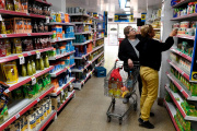 Inflación en ascenso: Empresas remarcan listas de precios hasta 10% por suba del dólar