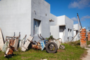 Provincia se pone al hombro 900 viviendas abandonadas por Milei