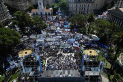 Plaza de Mayo colmada en rechazo a la reforma laboral del Gobierno