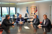 Achaval cruzó las fronteras y se reunió con Llaryora