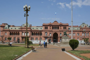 Una encuesta que mira Casa Rosada preocupa por un escenario de unidad del peronismo