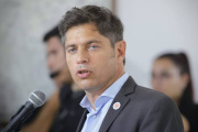 Kicillof avaló que los intendentes sigan en carrera y denunció el abandono de Milei