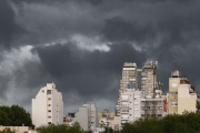 Alerta naranja por fuertes tormentas en el Área Metropolitana