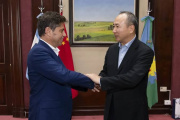 La llegada del papa León XIV obliga a Kicillof a revisar su viaje comercial a China