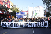 “Pegarle y tirarle gas a la gente es un acto político”: Kicillof contra Milei desde San Cayetano