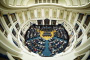 La Legislatura pone el ojo en el sobreendeudamiento de las familias