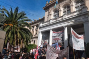 Gremios opositores llaman al paro y paralizan las escuelas bonaerenses