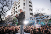 Máximo agitó cánticos a Kicillof durante el acto por el cuarto aniversario del atentado a Cristina