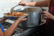 Más de la mitad de las familias de barrios populares recurre al endeudamiento para comer