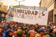 Un informe reveló que el endeudamiento de los estatales se multiplicó y crece la mora