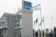 AySA vuelve a manos privadas y el “Rey del Cloro” se queda con una empresa clave