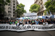 “Compromete el presente y el futuro”: Kicillof acompañó la 5° Marcha Universitaria y fulminó a Milei