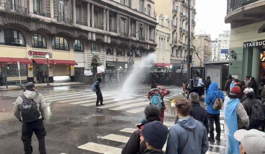 Tensión en la marcha al Congreso: la Policía reprime a los manifestantes
